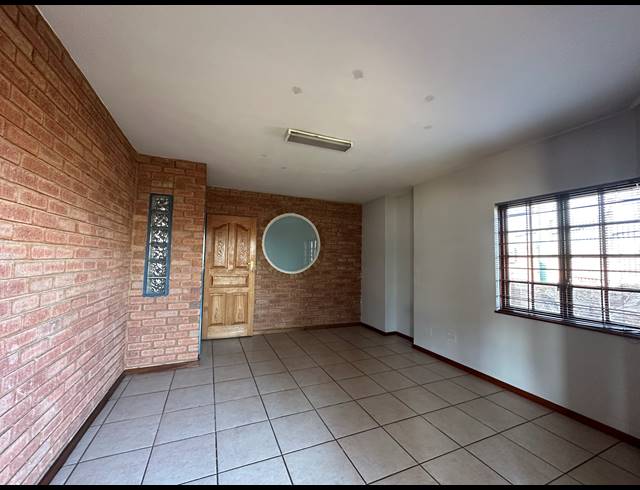 100.50M² OFFICE TO LET IN HIGHVELD